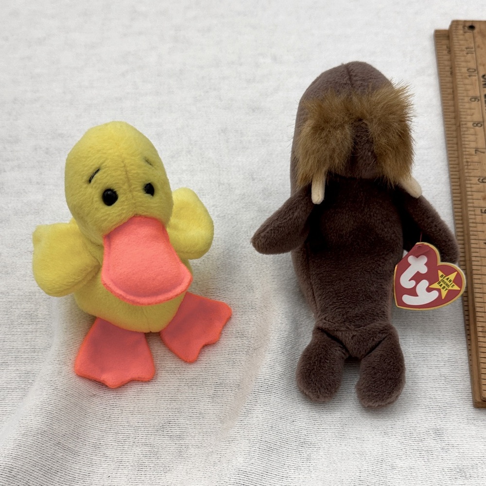 Ty Beanie Babies Yellow 1993 Quackers and 1996 Brown Jolly walrus Plush. (Mlb)
